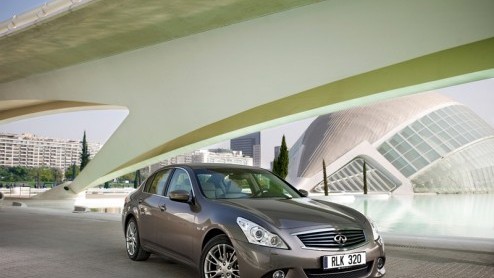 Tegelijkertijd met de Amerikaanse introductie van de Infiniti M heeft het merk ook de G37 sedan in een nieuwe jas gestoken. Het betreft een facelift met daarbij nieuwe uitrustingsmogelijkheden en een