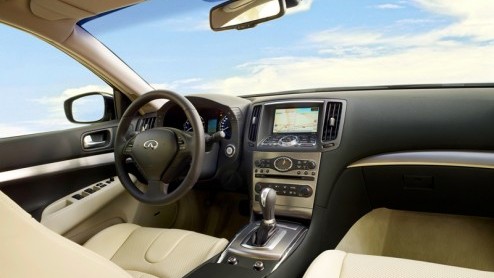 Tegelijkertijd met de Amerikaanse introductie van de Infiniti M heeft het merk ook de G37 sedan in een nieuwe jas gestoken. Het betreft een facelift met daarbij nieuwe uitrustingsmogelijkheden en een