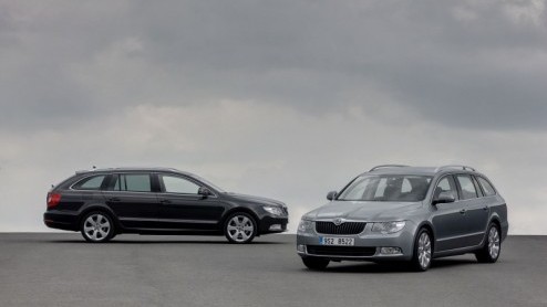 Vakantiegangers en taxichauffeurs opgelet. De nieuwe Skoda Superb Combi  die in januari bij de dealers zal arriveren  heeft een prijskaartje gekregen. Ten opzichte van de Superb limousine geldt een
