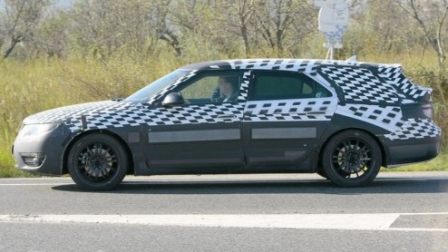 Inderdaad, de nieuwe Saab 9-5 is geen geheim meer. Maar de Estate hadden we nog niet onder ogen gekregen; tot vandaag! Wederom hebben de Zweden een stationwagon in de pijplijn zitten en dit is het rij