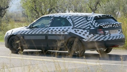 Inderdaad, de nieuwe Saab 9-5 is geen geheim meer. Maar de Estate hadden we nog niet onder ogen gekregen; tot vandaag! Wederom hebben de Zweden een stationwagon in de pijplijn zitten en dit is het rij