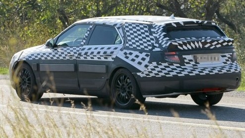 Inderdaad, de nieuwe Saab 9-5 is geen geheim meer. Maar de Estate hadden we nog niet onder ogen gekregen; tot vandaag! Wederom hebben de Zweden een stationwagon in de pijplijn zitten en dit is het rij