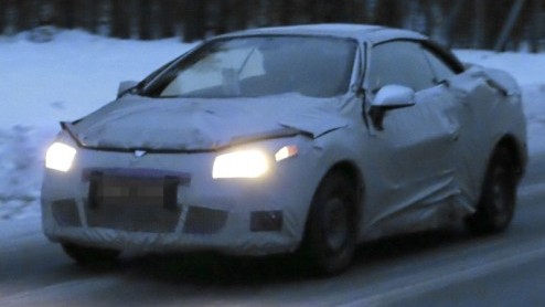 In een toch al vrij winterse avond kreeg de spionagefotograaf een bijzonder verpakte Mgane in de smiezen. Het is namelijk bekend dat Renault nog niet was uitgebroed op de modelfamilie. Onder deze lap