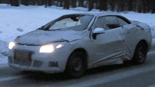 In een toch al vrij winterse avond kreeg de spionagefotograaf een bijzonder verpakte Mgane in de smiezen. Het is namelijk bekend dat Renault nog niet was uitgebroed op de modelfamilie. Onder deze lap