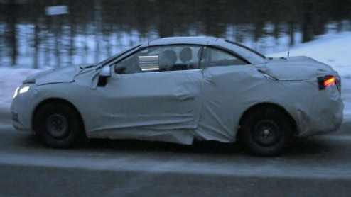 In een toch al vrij winterse avond kreeg de spionagefotograaf een bijzonder verpakte Mgane in de smiezen. Het is namelijk bekend dat Renault nog niet was uitgebroed op de modelfamilie. Onder deze lap