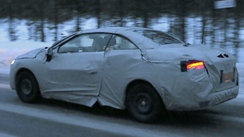 In een toch al vrij winterse avond kreeg de spionagefotograaf een bijzonder verpakte Mgane in de smiezen. Het is namelijk bekend dat Renault nog niet was uitgebroed op de modelfamilie. Onder deze lap
