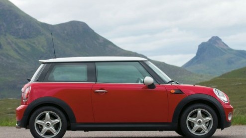 We worden altijd een beetje wantrouwig als een automerk ons bij de introductie van een nieuw model alleen met de sterkste versie laat rijden. Dat gebeurde onlangs bij de presentatie van de nieuwe Mini