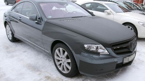 Nu Mercedes-Benz de S-Klasse subtiel in het nieuw heeft gestoken, is het tijd voor een bijpassende opfriskuur voor de elegante coupe-versie CL en een nieuwe naam: S-Klasse Coup. In besneeuwde contrei