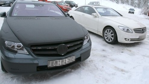 Nu Mercedes-Benz de S-Klasse subtiel in het nieuw heeft gestoken, is het tijd voor een bijpassende opfriskuur voor de elegante coupe-versie CL en een nieuwe naam: S-Klasse Coup. In besneeuwde contrei