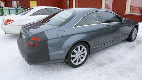 Nu Mercedes-Benz de S-Klasse subtiel in het nieuw heeft gestoken, is het tijd voor een bijpassende opfriskuur voor de elegante coupe-versie CL en een nieuwe naam: S-Klasse Coup. In besneeuwde contrei