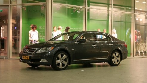 Reikhalzend hebben we de afgelopen maanden uitgekeken naar de komst van de nieuwe Lexus LS. Want vooral de laatste jaren heeft dit luxemerk van Toyota laten zien niet alleen voorbeeldig afgewerkte aut