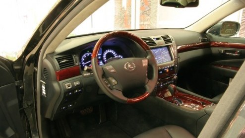 Reikhalzend hebben we de afgelopen maanden uitgekeken naar de komst van de nieuwe Lexus LS. Want vooral de laatste jaren heeft dit luxemerk van Toyota laten zien niet alleen voorbeeldig afgewerkte aut