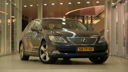 Reikhalzend hebben we de afgelopen maanden uitgekeken naar de komst van de nieuwe Lexus LS. Want vooral de laatste jaren heeft dit luxemerk van Toyota laten zien niet alleen voorbeeldig afgewerkte aut