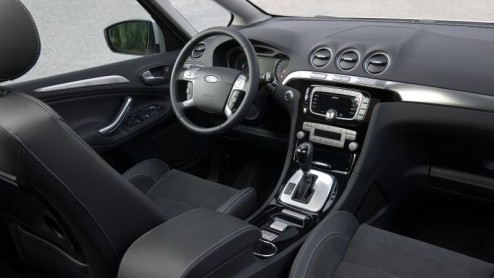Ford gaat de S-MAX en Galaxy in het nieuw steken. Beide ruimtegangers kunnen rekenen op een bijgepunte uitstraling, een splinternieuwe turbobenzine en dieselmotor, Powershift-automaat en moderne feat