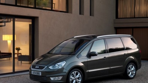 Ford gaat de S-MAX en Galaxy in het nieuw steken. Beide ruimtegangers kunnen rekenen op een bijgepunte uitstraling, een splinternieuwe turbobenzine en dieselmotor, Powershift-automaat en moderne feat