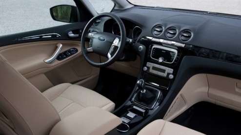 Ford gaat de S-MAX en Galaxy in het nieuw steken. Beide ruimtegangers kunnen rekenen op een bijgepunte uitstraling, een splinternieuwe turbobenzine en dieselmotor, Powershift-automaat en moderne feat