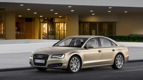 De eerste exemplaren van de nieuwe Audi A8 arriveren in april bij de dealers. Dit zijn louter V8-versies, want de zeer belangrijke 3.0 TDI dieselmotorisering volgt pas in het najaar. Audi heeft daar n