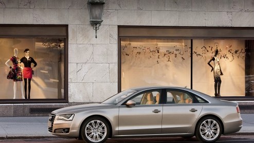 De eerste exemplaren van de nieuwe Audi A8 arriveren in april bij de dealers. Dit zijn louter V8-versies, want de zeer belangrijke 3.0 TDI dieselmotorisering volgt pas in het najaar. Audi heeft daar n