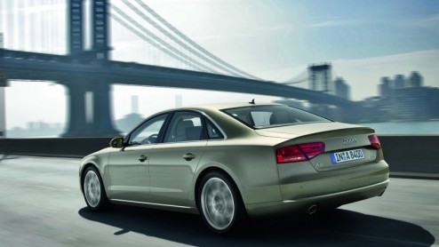 De eerste exemplaren van de nieuwe Audi A8 arriveren in april bij de dealers. Dit zijn louter V8-versies, want de zeer belangrijke 3.0 TDI dieselmotorisering volgt pas in het najaar. Audi heeft daar n