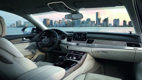 De eerste exemplaren van de nieuwe Audi A8 arriveren in april bij de dealers. Dit zijn louter V8-versies, want de zeer belangrijke 3.0 TDI dieselmotorisering volgt pas in het najaar. Audi heeft daar n