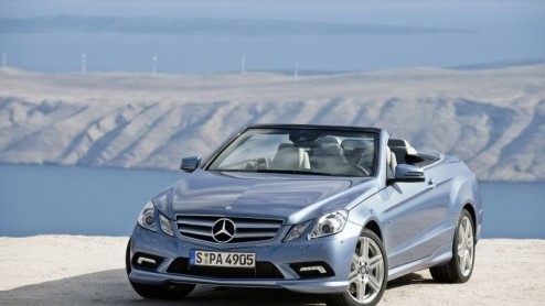 Uitgerekend op het moment dat in ons land de winter merkbaar zijn intrede doet en cabriorijders de kap weer gesloten heeft, betreedt Mercedes-Benz met de nieuwe E-Klasse Cabriolet de schijnwerpers. Wa