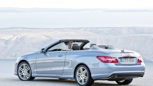 Uitgerekend op het moment dat in ons land de winter merkbaar zijn intrede doet en cabriorijders de kap weer gesloten heeft, betreedt Mercedes-Benz met de nieuwe E-Klasse Cabriolet de schijnwerpers. Wa