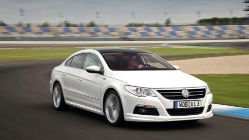 Het komt niet helemaal als een verrassing, maar nu is het officieel: Volkswagen levert de Passat CC nu ook in R-Line uitvoering. Daarmee wordt het elegante voorkomen van de vierdeurscoup tegen inleve