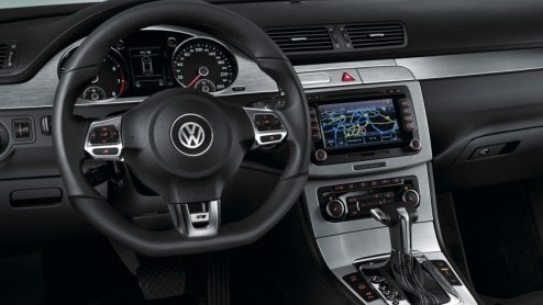 Het komt niet helemaal als een verrassing, maar nu is het officieel: Volkswagen levert de Passat CC nu ook in R-Line uitvoering. Daarmee wordt het elegante voorkomen van de vierdeurscoup tegen inleve