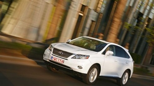 Lexus levert per direct de RX450h ook met louter voorwielaandrijving. Daardoor is de Jappanner niet alleen goedkoper, maar ook nog iets zuiniger. Zelfs zodanig dat het de eerste SUV-achtige is die in