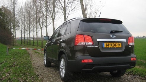 De Kia Sorento heeft de afgelopen vijf jaar een belangrijke bijdrage geleverd aan de opkomst van het Koreaanse merk in Europa, door als de kippen een betaalbare SUV met serieuze capaciteiten in de mar
