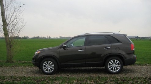 De Kia Sorento heeft de afgelopen vijf jaar een belangrijke bijdrage geleverd aan de opkomst van het Koreaanse merk in Europa, door als de kippen een betaalbare SUV met serieuze capaciteiten in de mar
