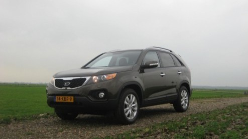 De Kia Sorento heeft de afgelopen vijf jaar een belangrijke bijdrage geleverd aan de opkomst van het Koreaanse merk in Europa, door als de kippen een betaalbare SUV met serieuze capaciteiten in de mar
