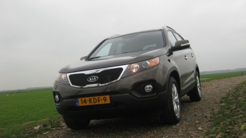 De Kia Sorento heeft de afgelopen vijf jaar een belangrijke bijdrage geleverd aan de opkomst van het Koreaanse merk in Europa, door als de kippen een betaalbare SUV met serieuze capaciteiten in de mar