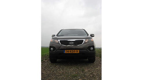De Kia Sorento heeft de afgelopen vijf jaar een belangrijke bijdrage geleverd aan de opkomst van het Koreaanse merk in Europa, door als de kippen een betaalbare SUV met serieuze capaciteiten in de mar