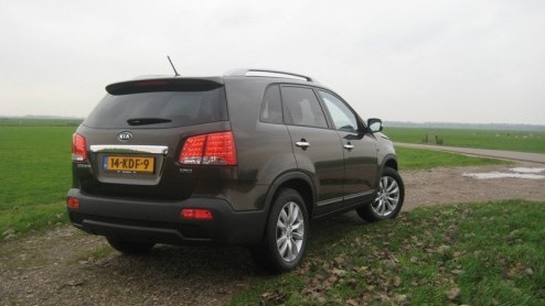 De Kia Sorento heeft de afgelopen vijf jaar een belangrijke bijdrage geleverd aan de opkomst van het Koreaanse merk in Europa, door als de kippen een betaalbare SUV met serieuze capaciteiten in de mar