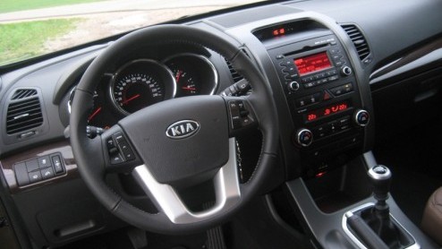 De Kia Sorento heeft de afgelopen vijf jaar een belangrijke bijdrage geleverd aan de opkomst van het Koreaanse merk in Europa, door als de kippen een betaalbare SUV met serieuze capaciteiten in de mar