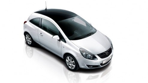 Na de sneeuwwitte Corsa White Edition heeft Opel nu een nieuwe uitvoering bedacht; de Corsa Color Edition. Deze versie  ook leverbaar in zwart en wit- is er als driedeurs, met de vernieuwde 1.4 benzi