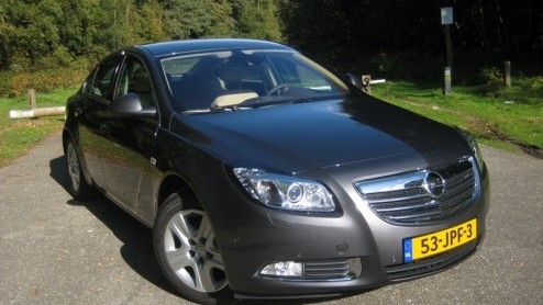 De Opel Insignia heeft het afgelopen jaar als Auto van het Jaar 2009 een vliegende start gemaakt. Sinds de introductie vorig jaar kunnen al ruim 5000 exemplaren het goede voorbeeld tonen op de weg. G