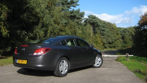 De Opel Insignia heeft het afgelopen jaar als Auto van het Jaar 2009 een vliegende start gemaakt. Sinds de introductie vorig jaar kunnen al ruim 5000 exemplaren het goede voorbeeld tonen op de weg. G