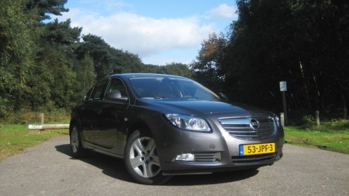 De Opel Insignia heeft het afgelopen jaar als Auto van het Jaar 2009 een vliegende start gemaakt. Sinds de introductie vorig jaar kunnen al ruim 5000 exemplaren het goede voorbeeld tonen op de weg. G