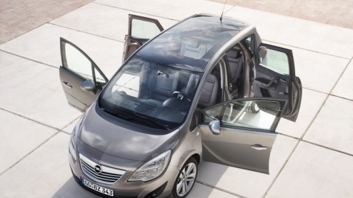 Eind goed al goed. Met een lichte vertraging en na vele spionagebeelden presenteert Opel nu de nieuwe Meriva digitaal in vol ornaat. In maart zal de ruimteauto zijn flexibiliteit en frisse looks tonen