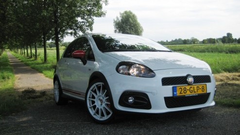 Fiat ziet de Grande Punto Abarth graag als een geval apart. Dit is niet zomaar een Punto, maar een heel rappe, brutale en bijzondere variant, is de boodschap. Voorzien van esseesse kit en 180 pk onder