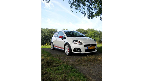 Fiat ziet de Grande Punto Abarth graag als een geval apart. Dit is niet zomaar een Punto, maar een heel rappe, brutale en bijzondere variant, is de boodschap. Voorzien van esseesse kit en 180 pk onder