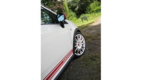 Fiat ziet de Grande Punto Abarth graag als een geval apart. Dit is niet zomaar een Punto, maar een heel rappe, brutale en bijzondere variant, is de boodschap. Voorzien van esseesse kit en 180 pk onder