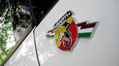 Fiat ziet de Grande Punto Abarth graag als een geval apart. Dit is niet zomaar een Punto, maar een heel rappe, brutale en bijzondere variant, is de boodschap. Voorzien van esseesse kit en 180 pk onder