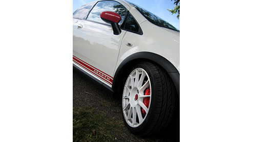 Fiat ziet de Grande Punto Abarth graag als een geval apart. Dit is niet zomaar een Punto, maar een heel rappe, brutale en bijzondere variant, is de boodschap. Voorzien van esseesse kit en 180 pk onder
