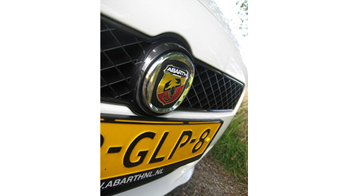 Fiat ziet de Grande Punto Abarth graag als een geval apart. Dit is niet zomaar een Punto, maar een heel rappe, brutale en bijzondere variant, is de boodschap. Voorzien van esseesse kit en 180 pk onder