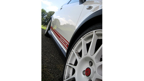 Fiat ziet de Grande Punto Abarth graag als een geval apart. Dit is niet zomaar een Punto, maar een heel rappe, brutale en bijzondere variant, is de boodschap. Voorzien van esseesse kit en 180 pk onder