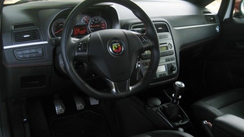 Fiat ziet de Grande Punto Abarth graag als een geval apart. Dit is niet zomaar een Punto, maar een heel rappe, brutale en bijzondere variant, is de boodschap. Voorzien van esseesse kit en 180 pk onder