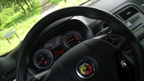 Fiat ziet de Grande Punto Abarth graag als een geval apart. Dit is niet zomaar een Punto, maar een heel rappe, brutale en bijzondere variant, is de boodschap. Voorzien van esseesse kit en 180 pk onder